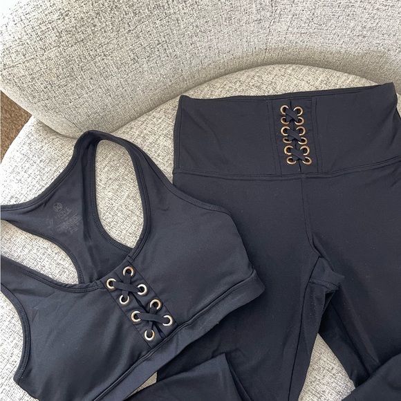 Black and Gold Detail Workout Set - Picture 2 of 7